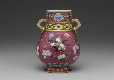 图片[2]-Vase with rings handles and falangcai polychrome decoration of flowers and butterflies on red ground, Qing dynasty, Qianlong reign (1736-1795)-China Archive